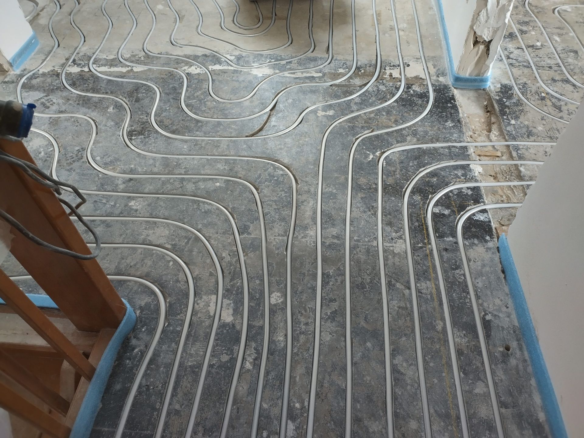 Eine Treppe mit einem Labyrinth aus Drähten auf dem Boden