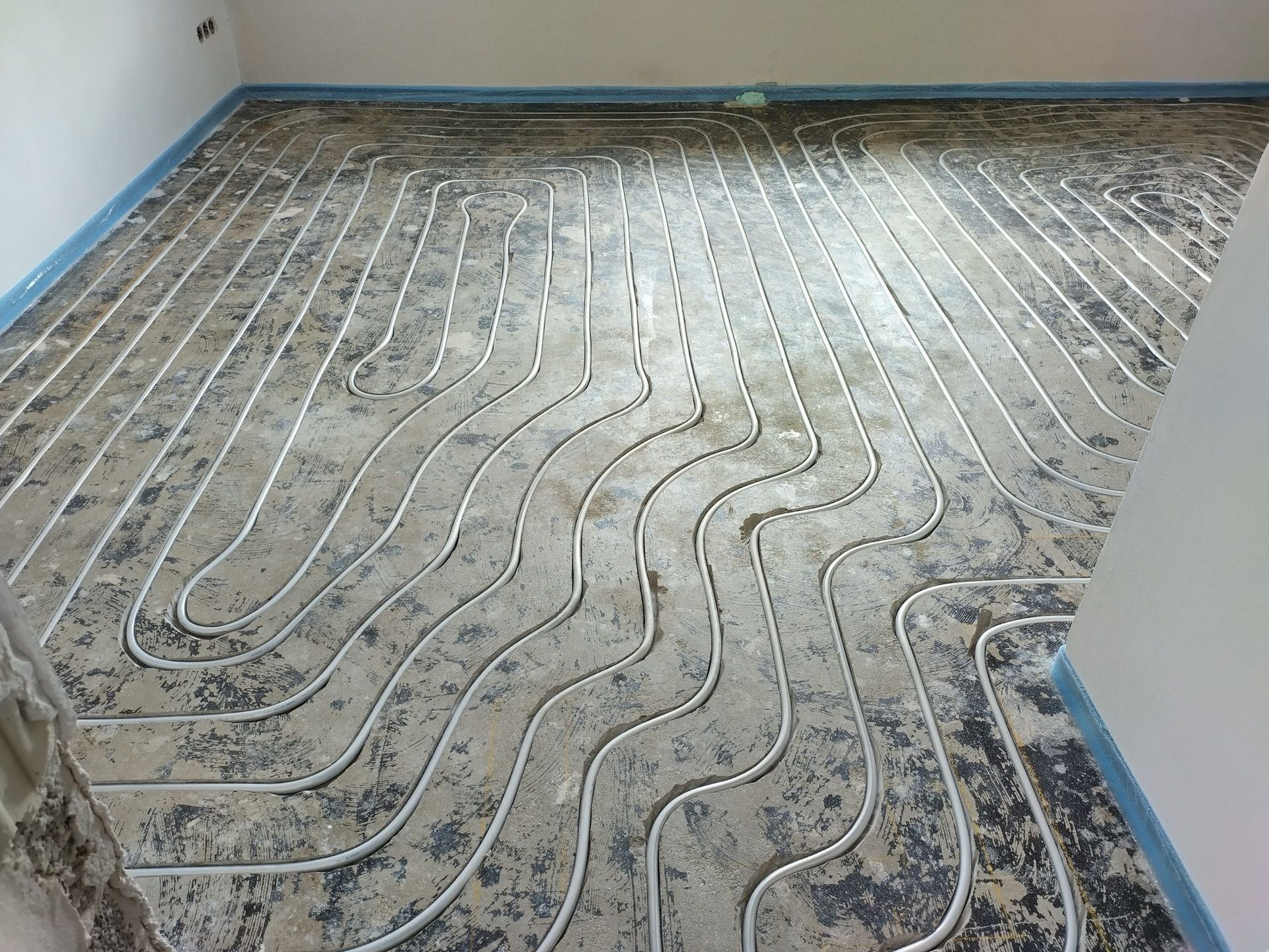 Ein Raum mit einem Labyrinth aus Rohren auf dem Boden.