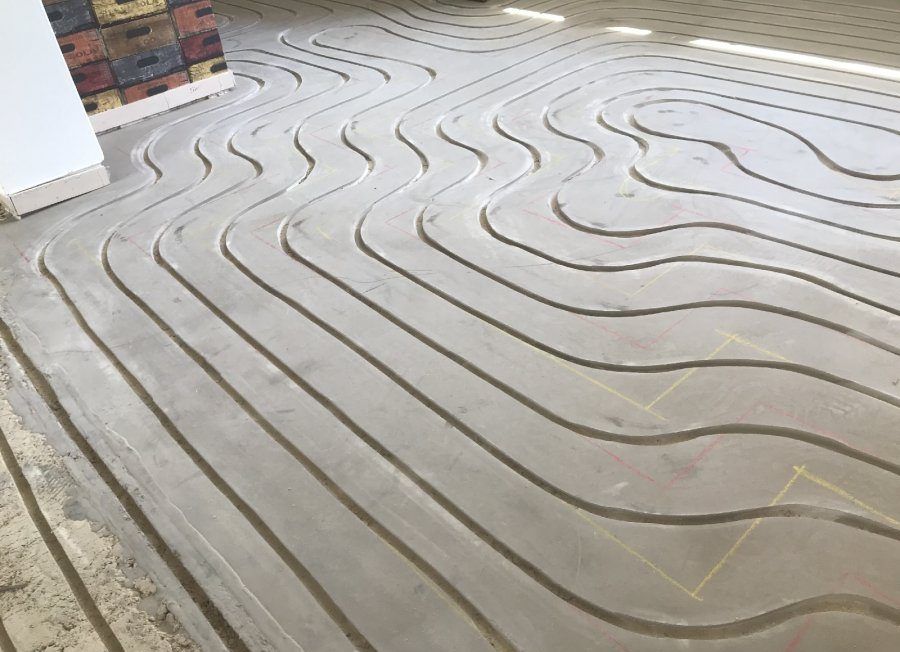 Eine Nahaufnahme eines Betonbodens mit Linien darauf.