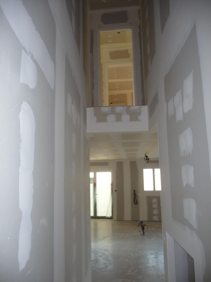 Plaques de plâtre dans un couloir