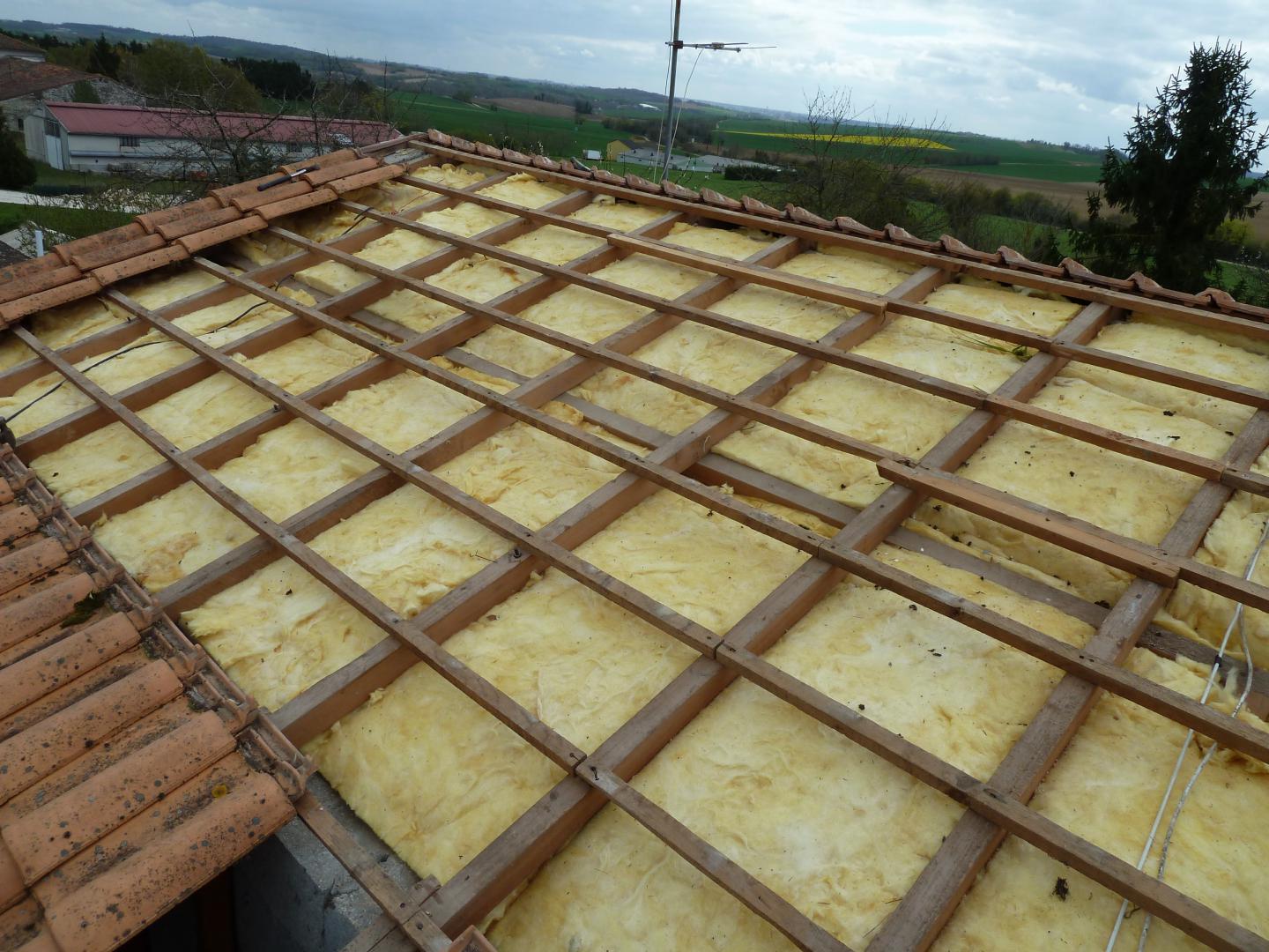 Couches d'isolant par le toit