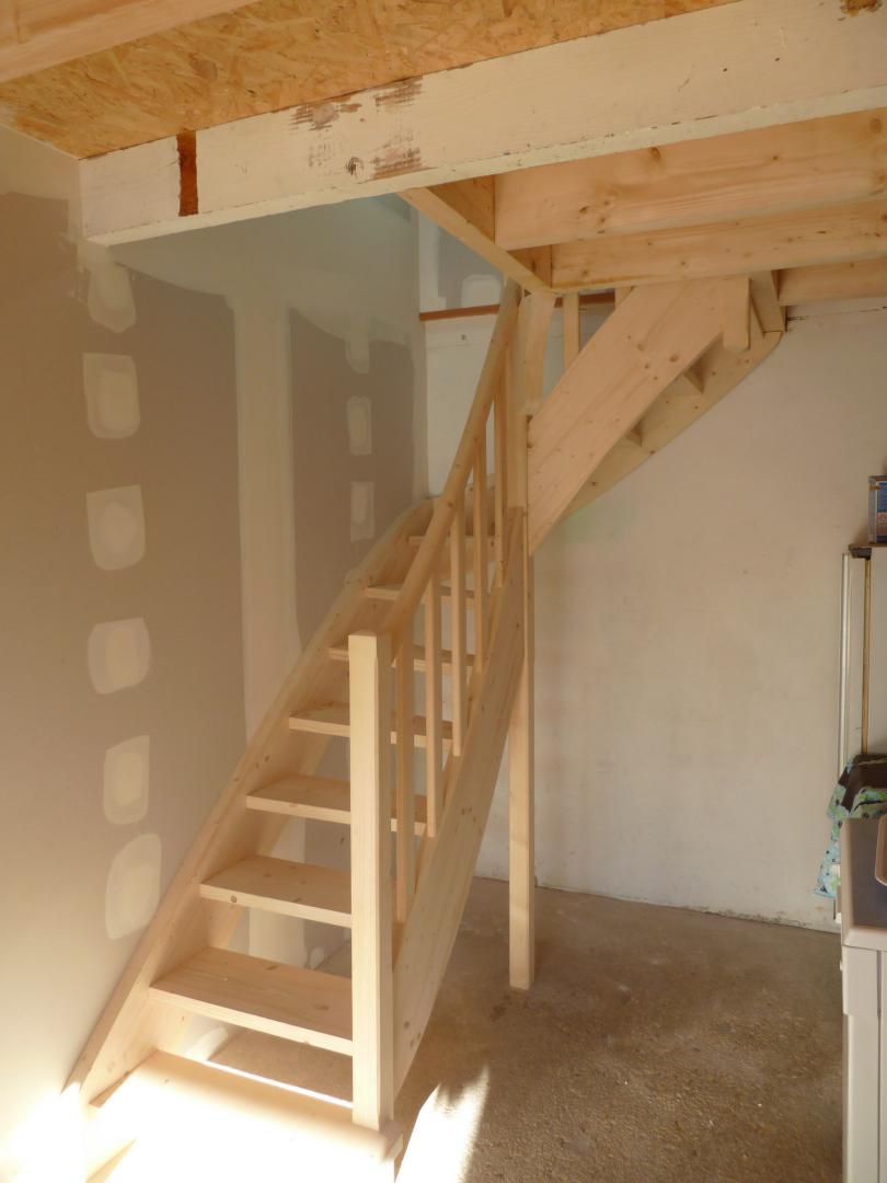 Pose d'escalier en bois