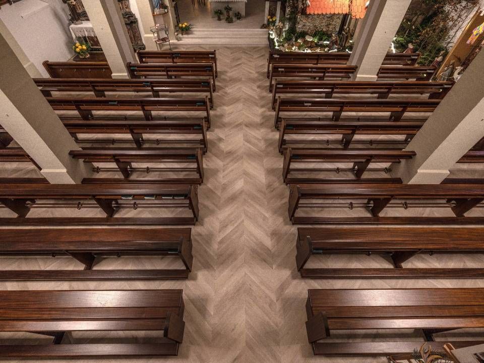 vue de dessus du sol en parquet de l'église de Rue