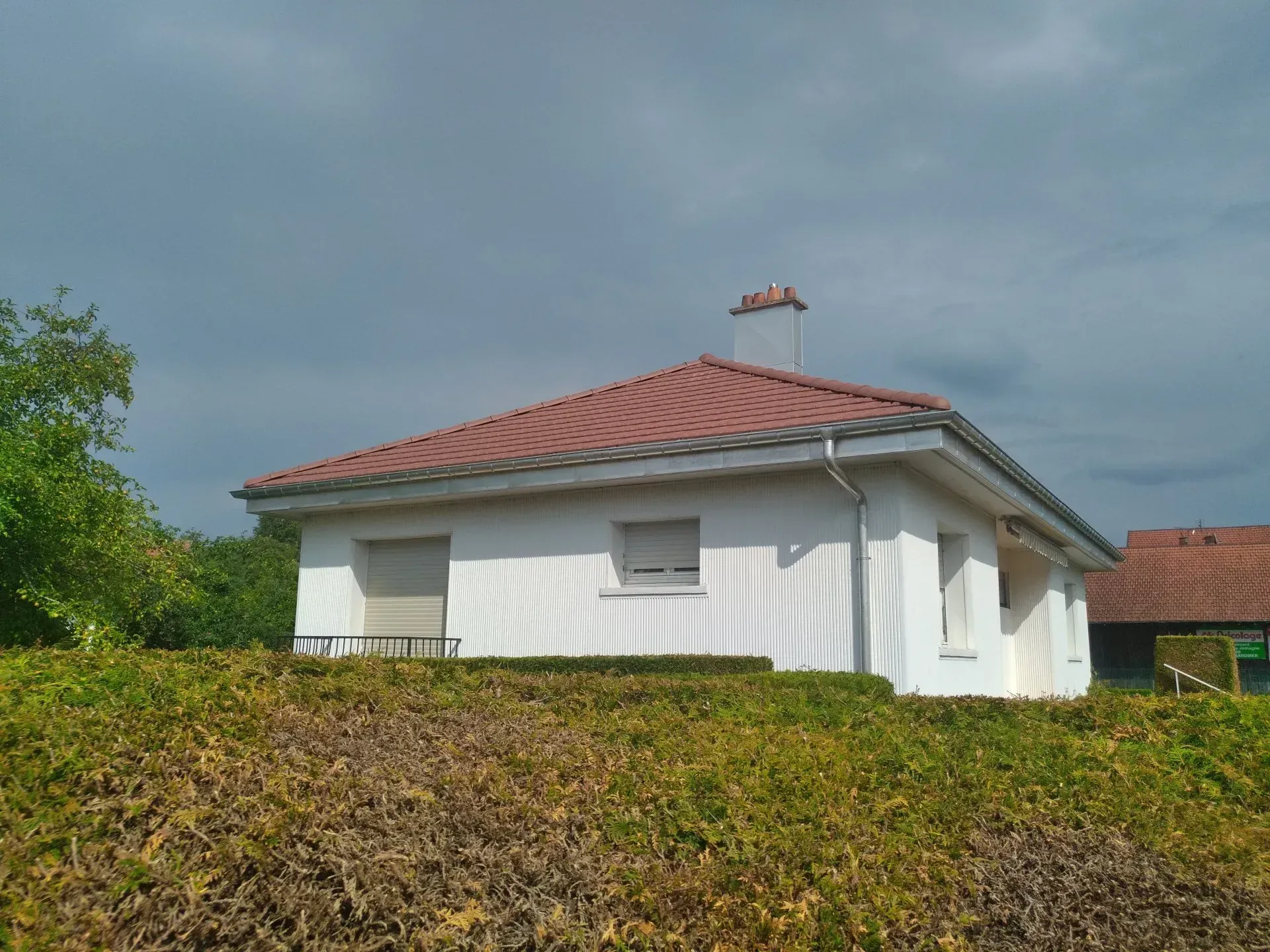 Maison dans une propriété engazonnée