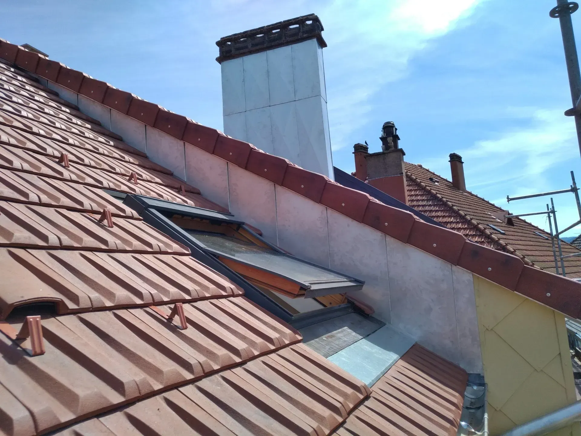 Toit de tuiles avec fenêtre de toit