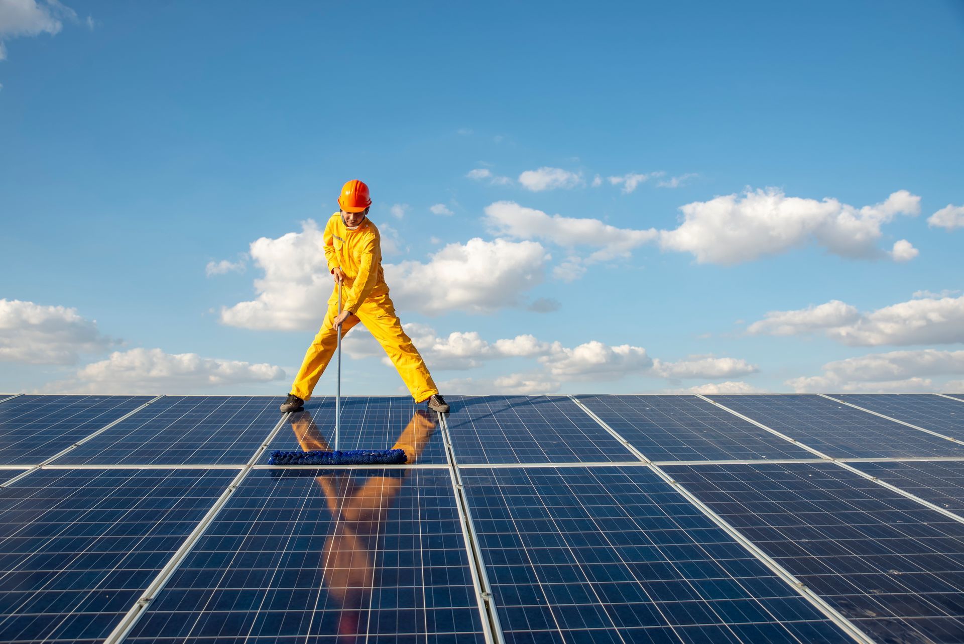 Un homme passe le balai sur les panneaux