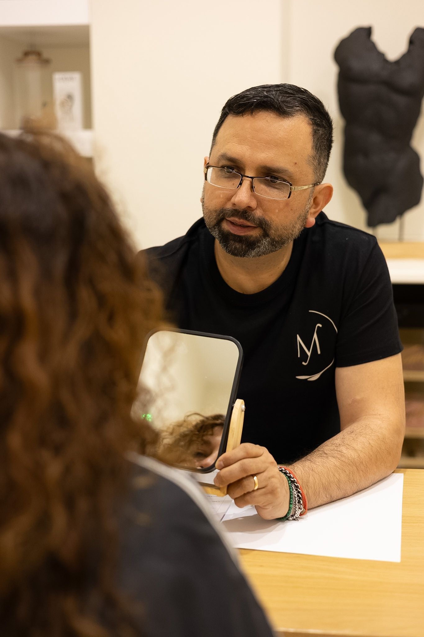 Una mujer recibe una inyección de botox en el ojo.