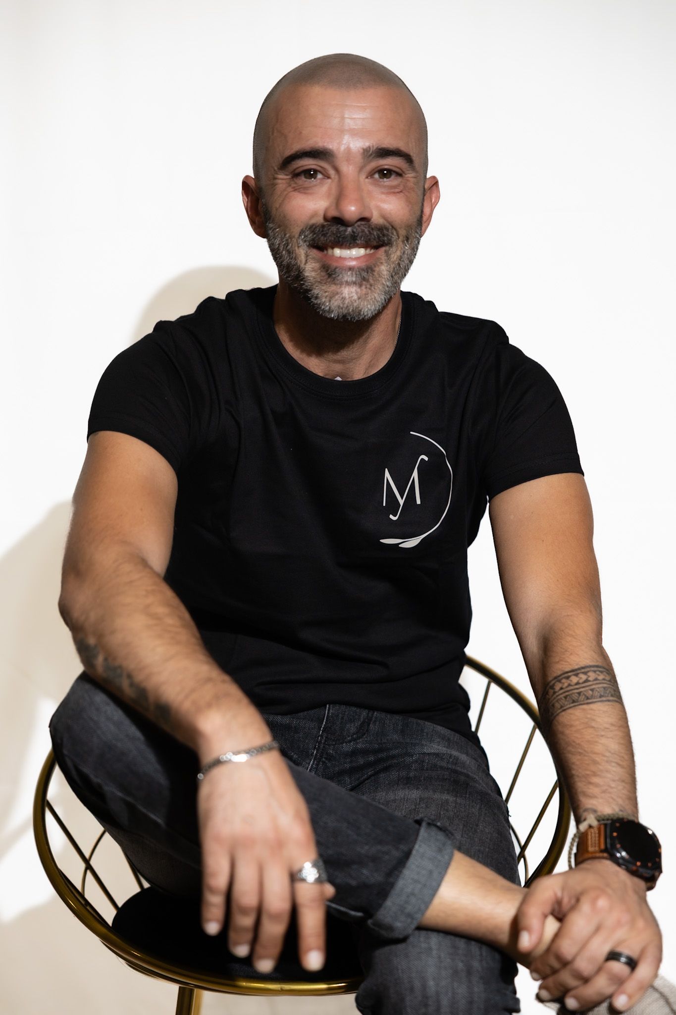 Una mujer que lleva gafas de sol está recibiendo un tratamiento láser en la cara.