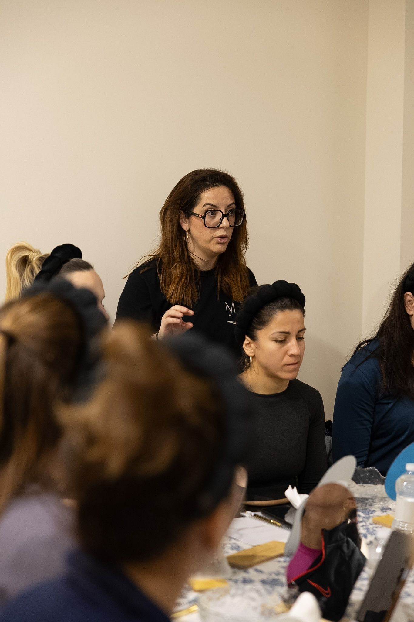 Una mujer está recibiendo un tratamiento facial en un salón de belleza.