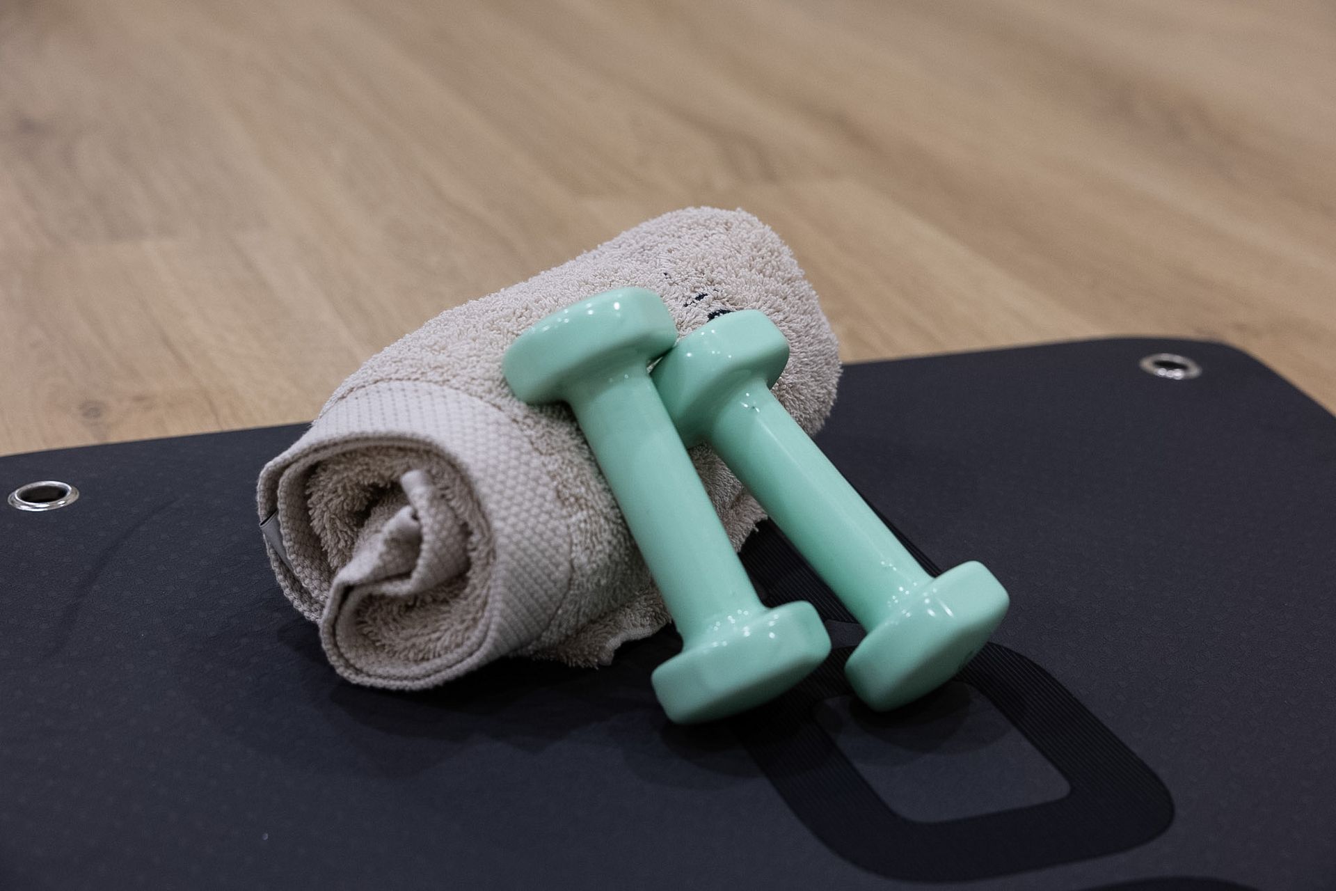 Una mujer está tumbada boca arriba sobre una esterilla de yoga.