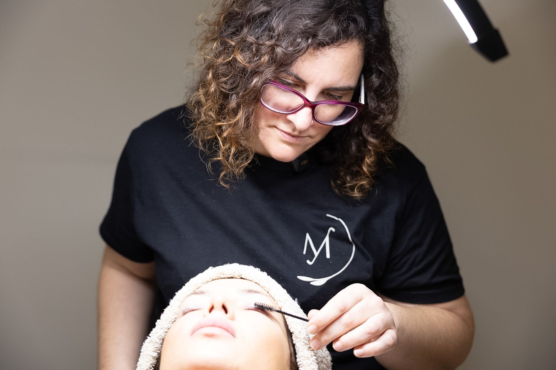 Una mujer se pone una máscara morada en la cara.