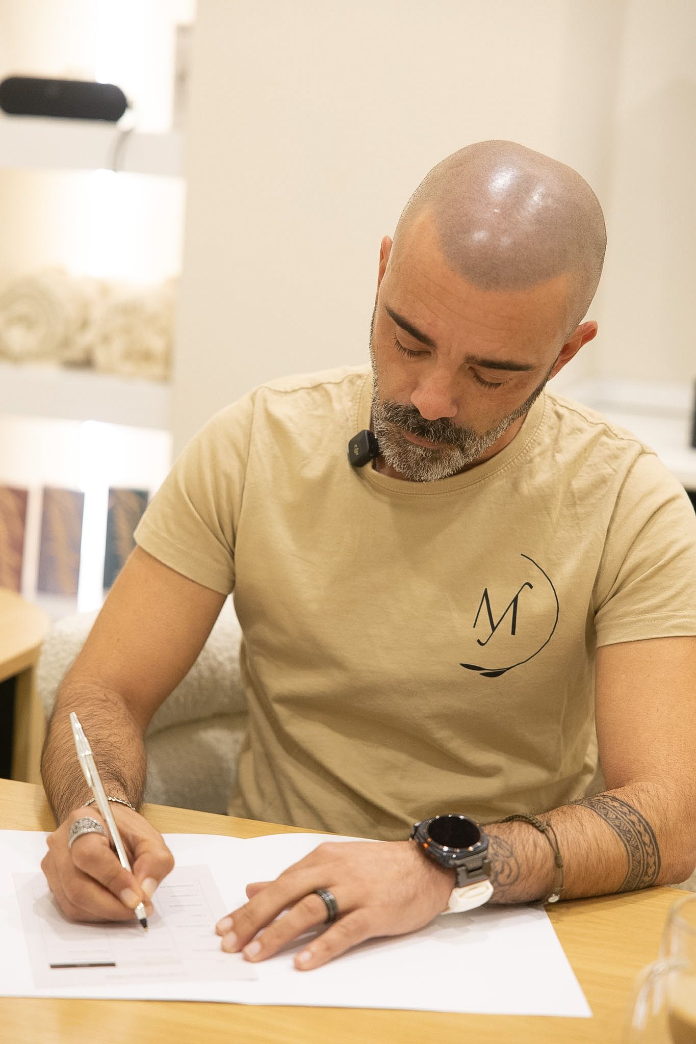 Una mujer que lleva gafas de sol está recibiendo un tratamiento láser en la cara.