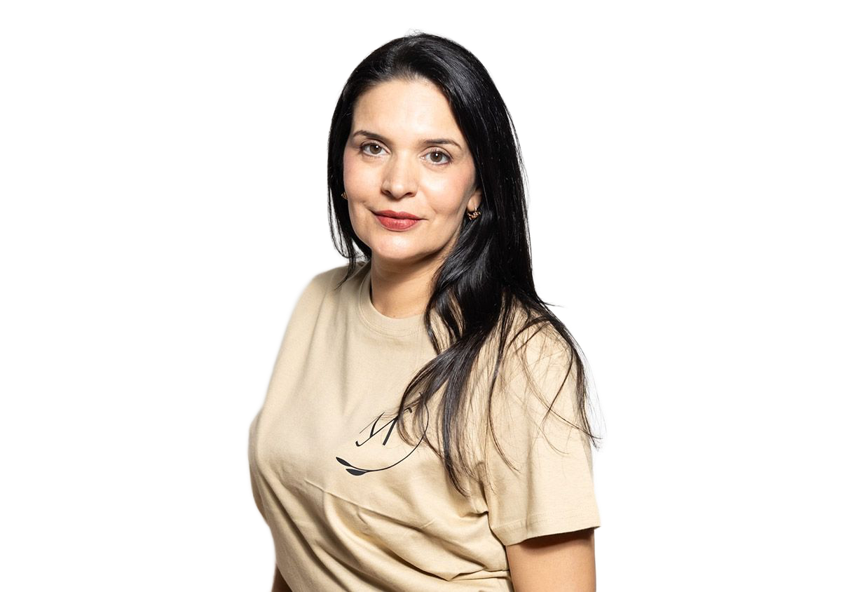 Una mujer está sentada en una esterilla de yoga comiendo un tazón de fruta.