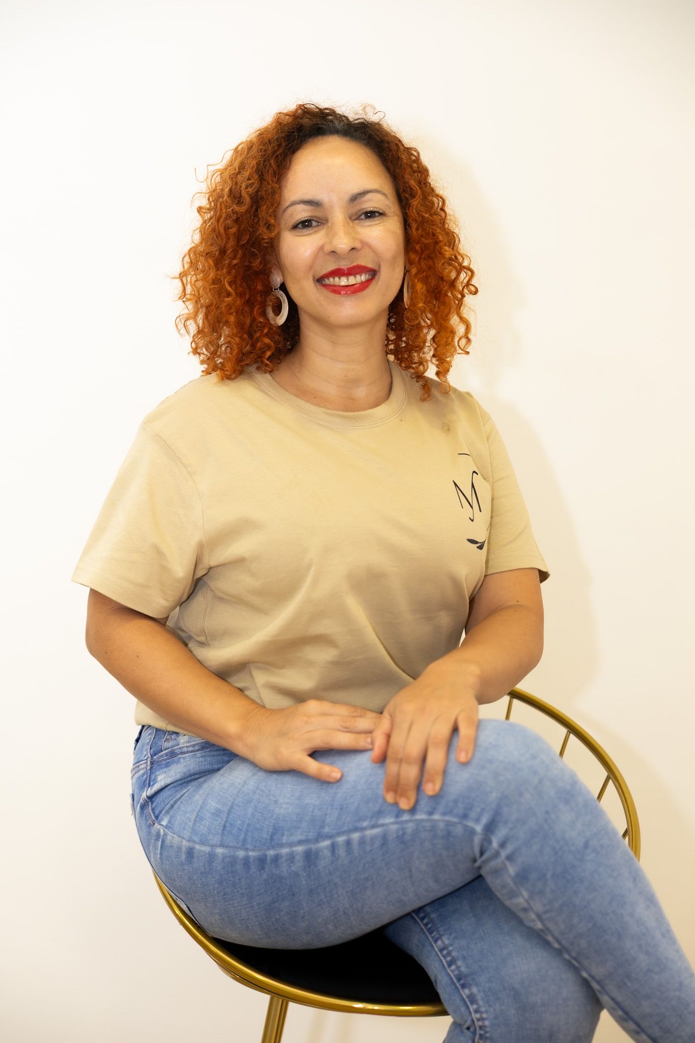 Una mujer se pone una máscara morada en la cara.