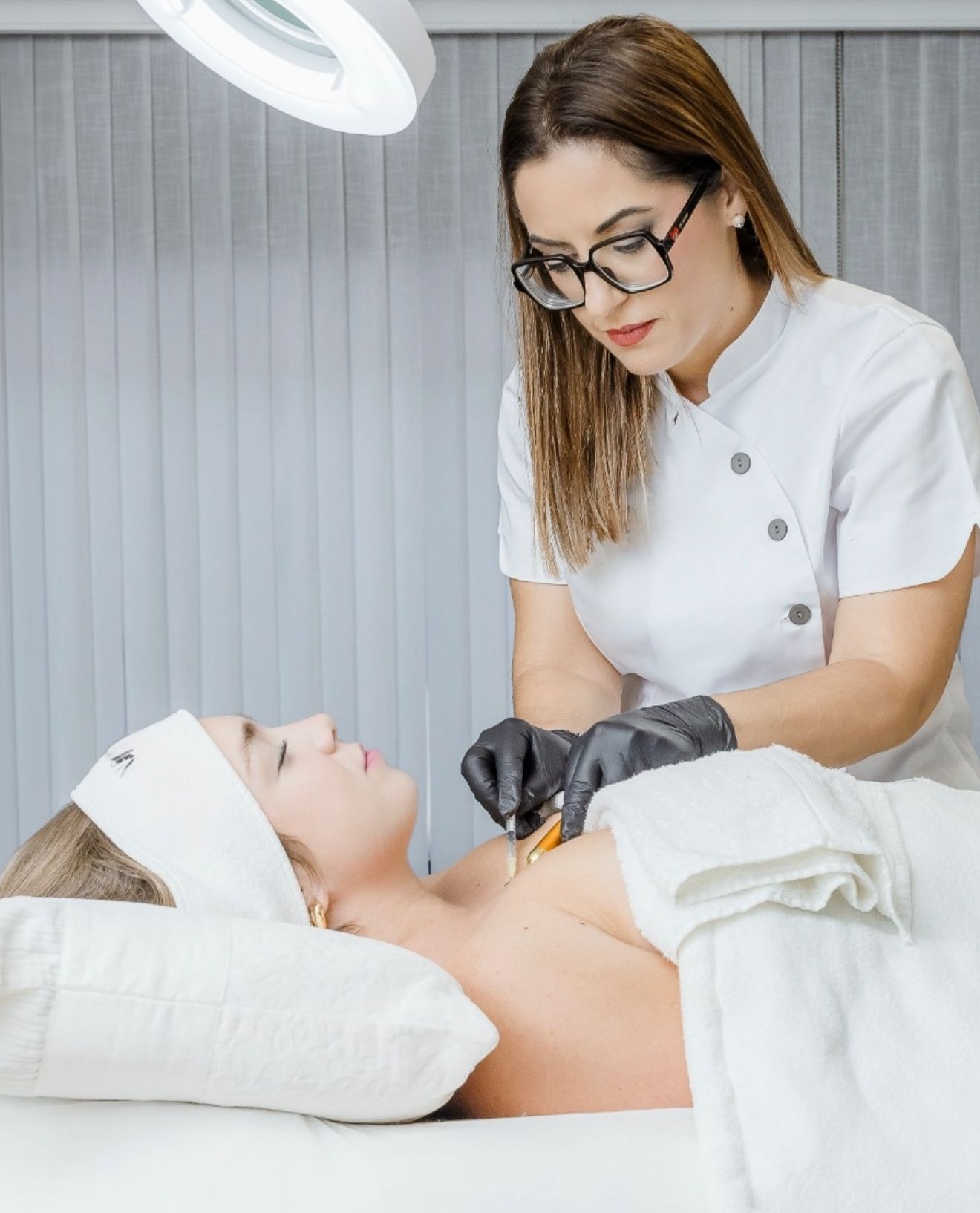 Una mujer está recibiendo un tratamiento facial en un salón de belleza.