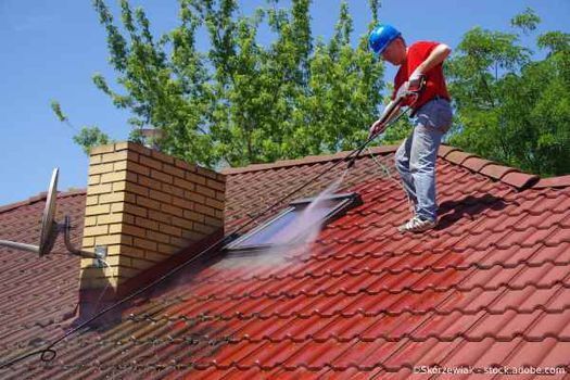 Mitarbeiter von Dachdeckermeister Gärtner - Inh. Nico Gärtner reinigt Dach