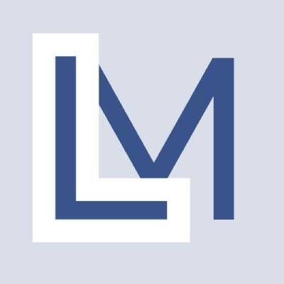 Monogramme bleu « LM » partiellement bordé de blanc sur fond bleu clair.