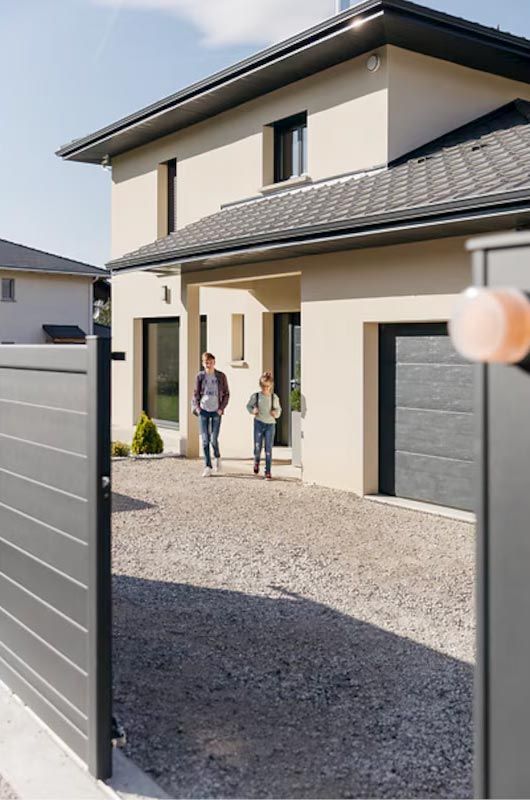 Portail automatique gris anthracite de la marque Somfy.