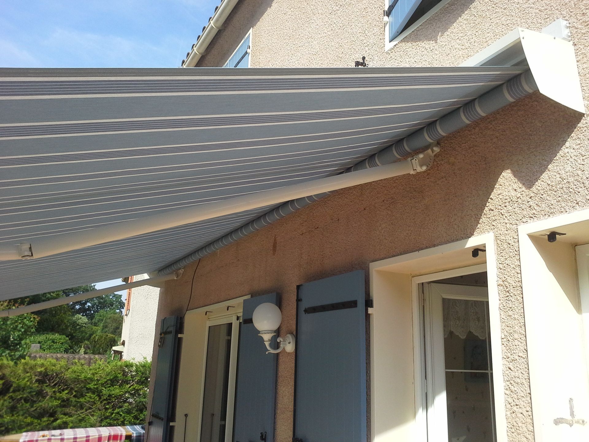 Gros plan sur un store extérieur.