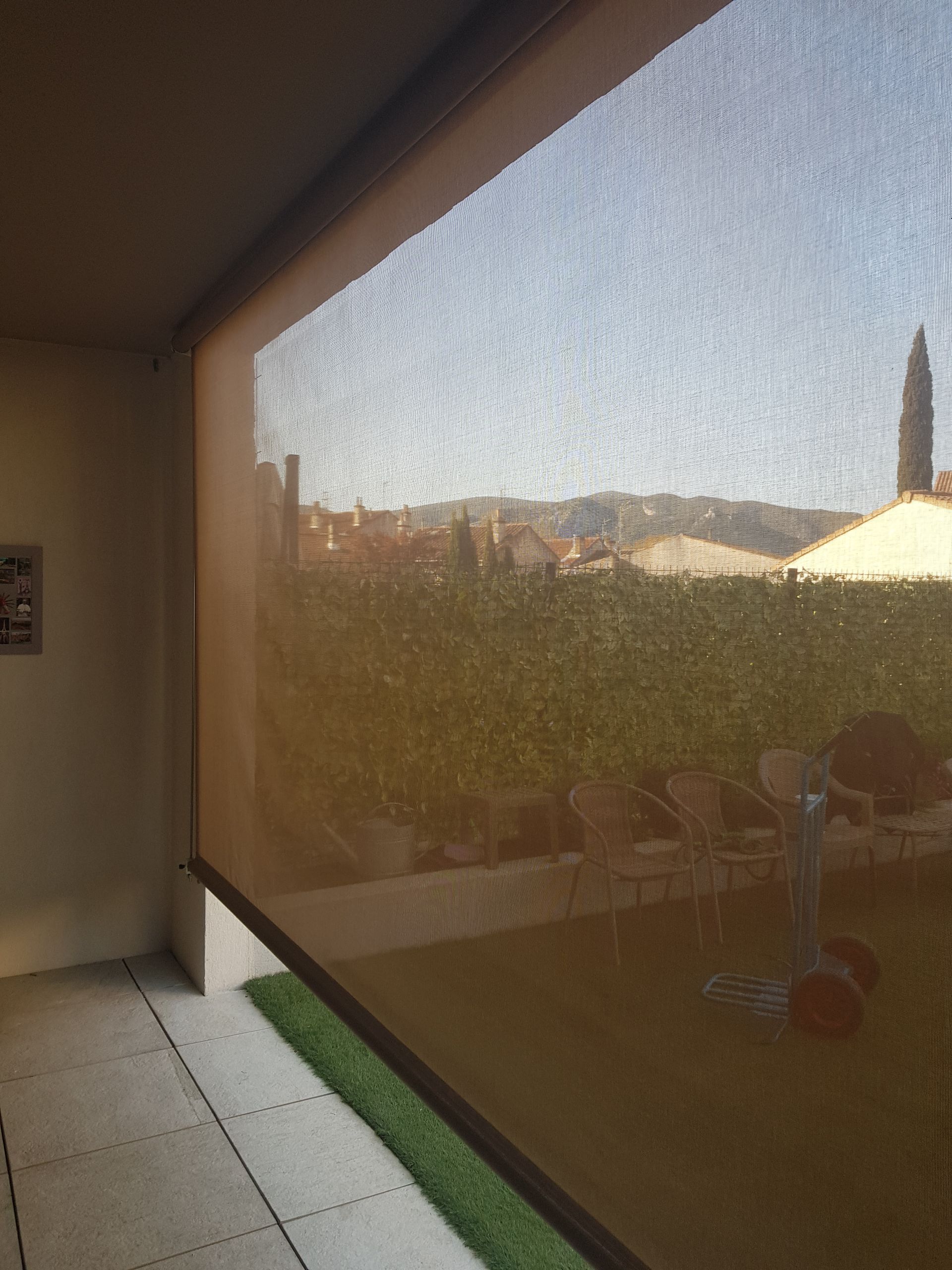 Stores intérieurs marron.