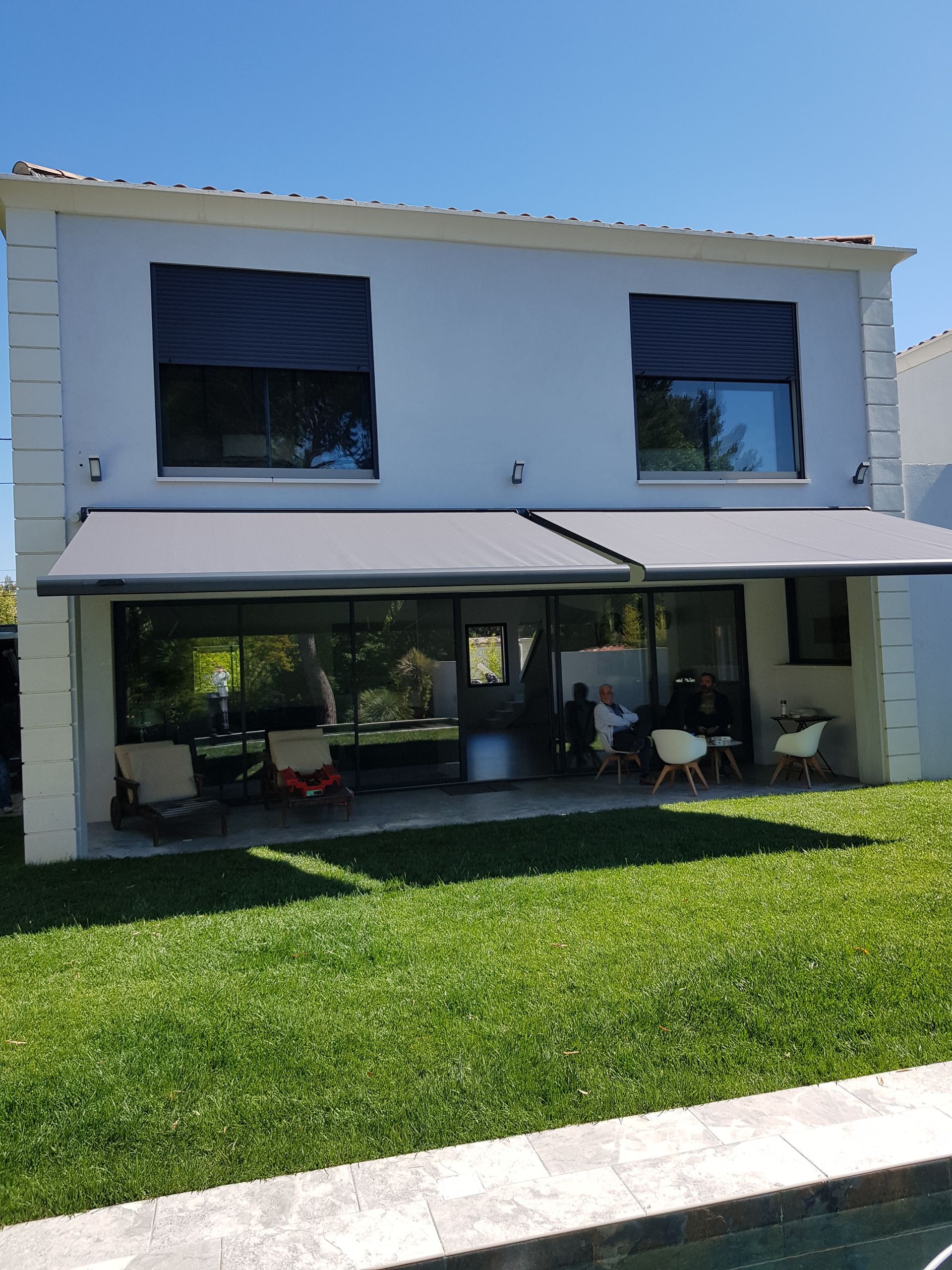 Pergola moderne gris anthracite installée chez un particulier.
