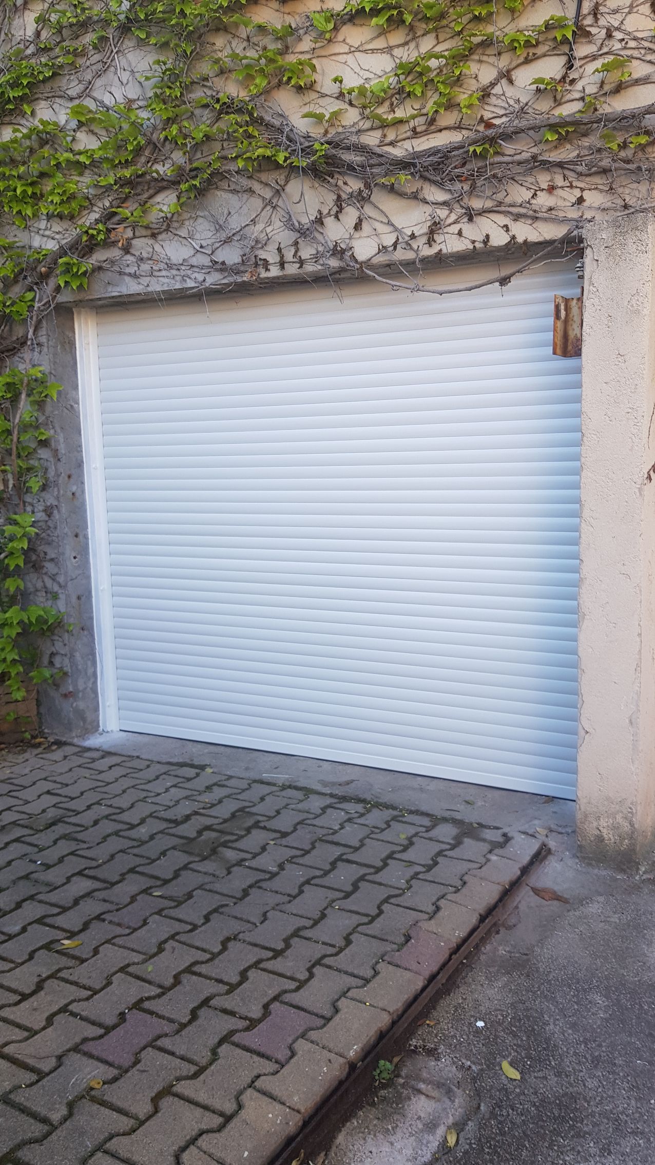 Stores neufs blancs fermés.