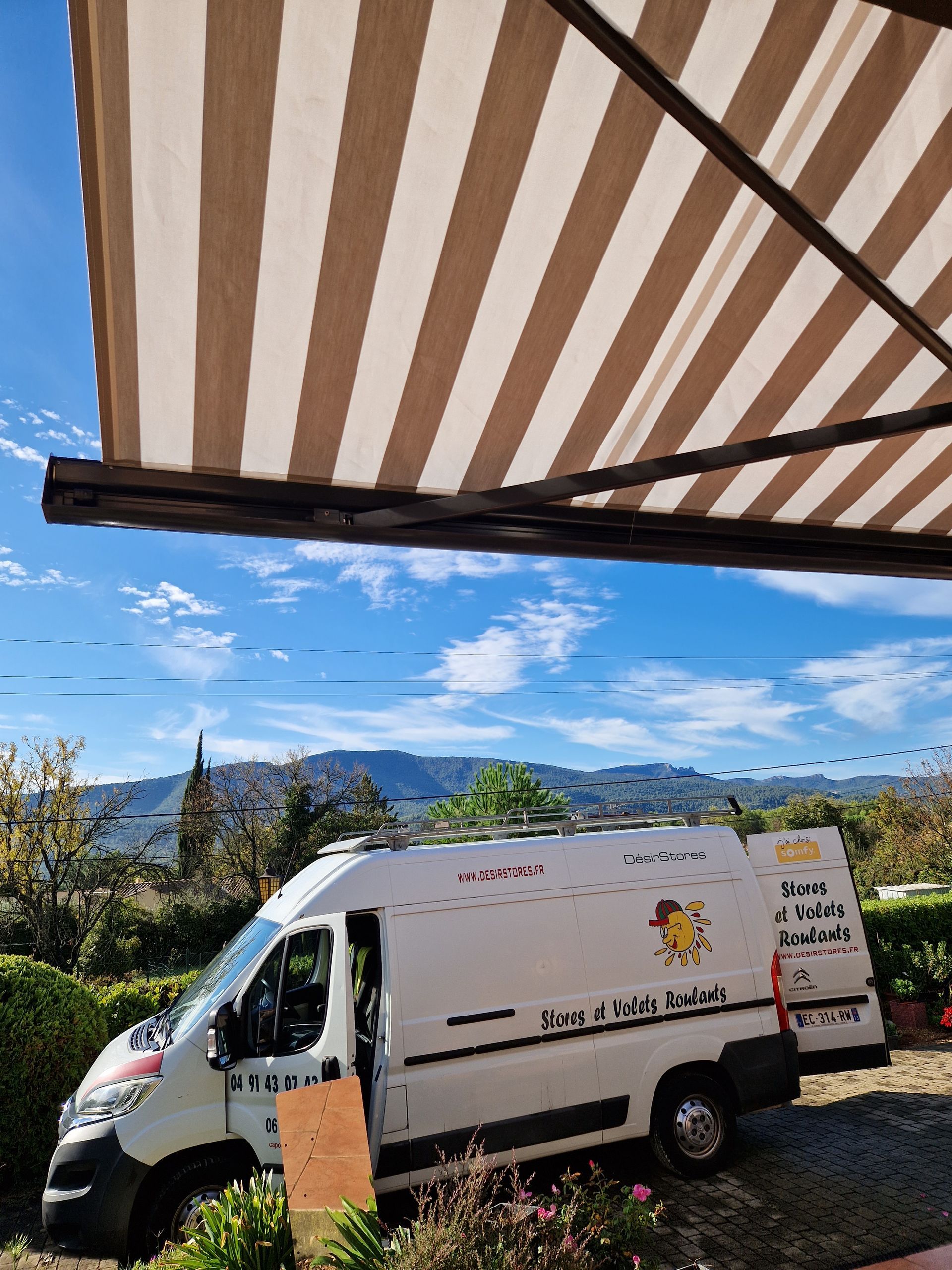Pergola et vue sur les monts ensoleillés. 