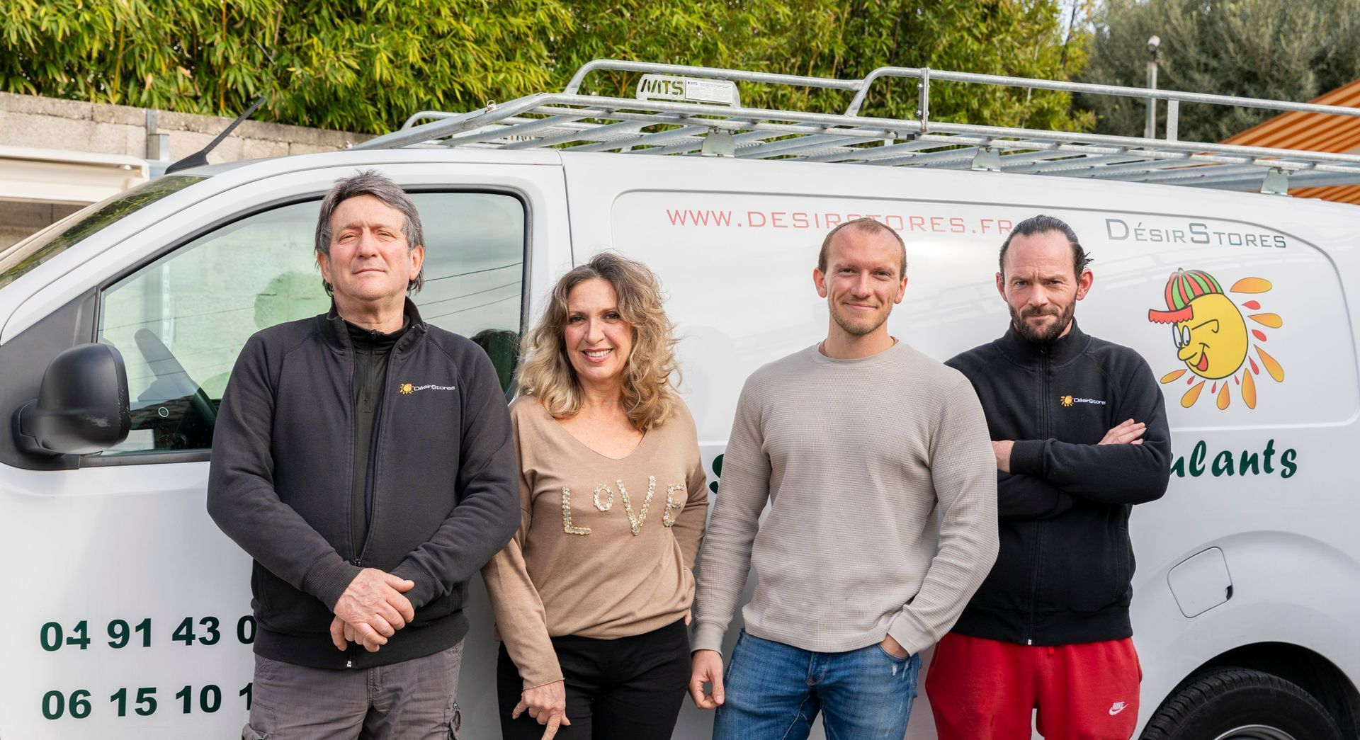 L'équipe de Désir Stores devant le véhicule de l'entreprise.