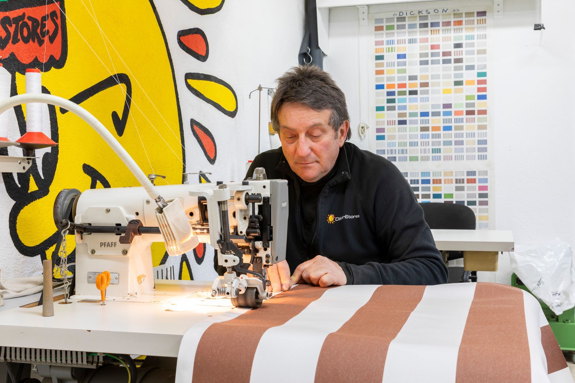 Confection d'une toile par le patron de l'entreprise.