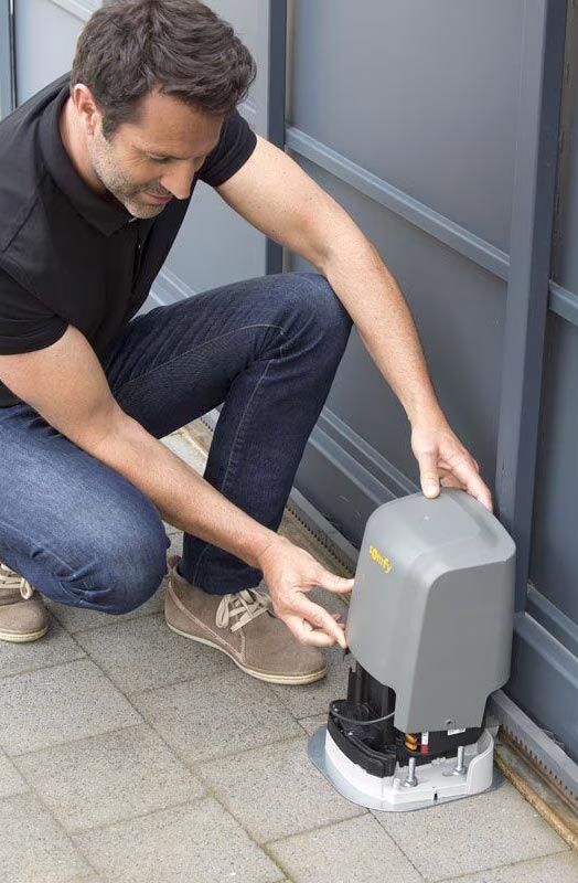 Installation du moteur pour ouverture automatique d'un portail.