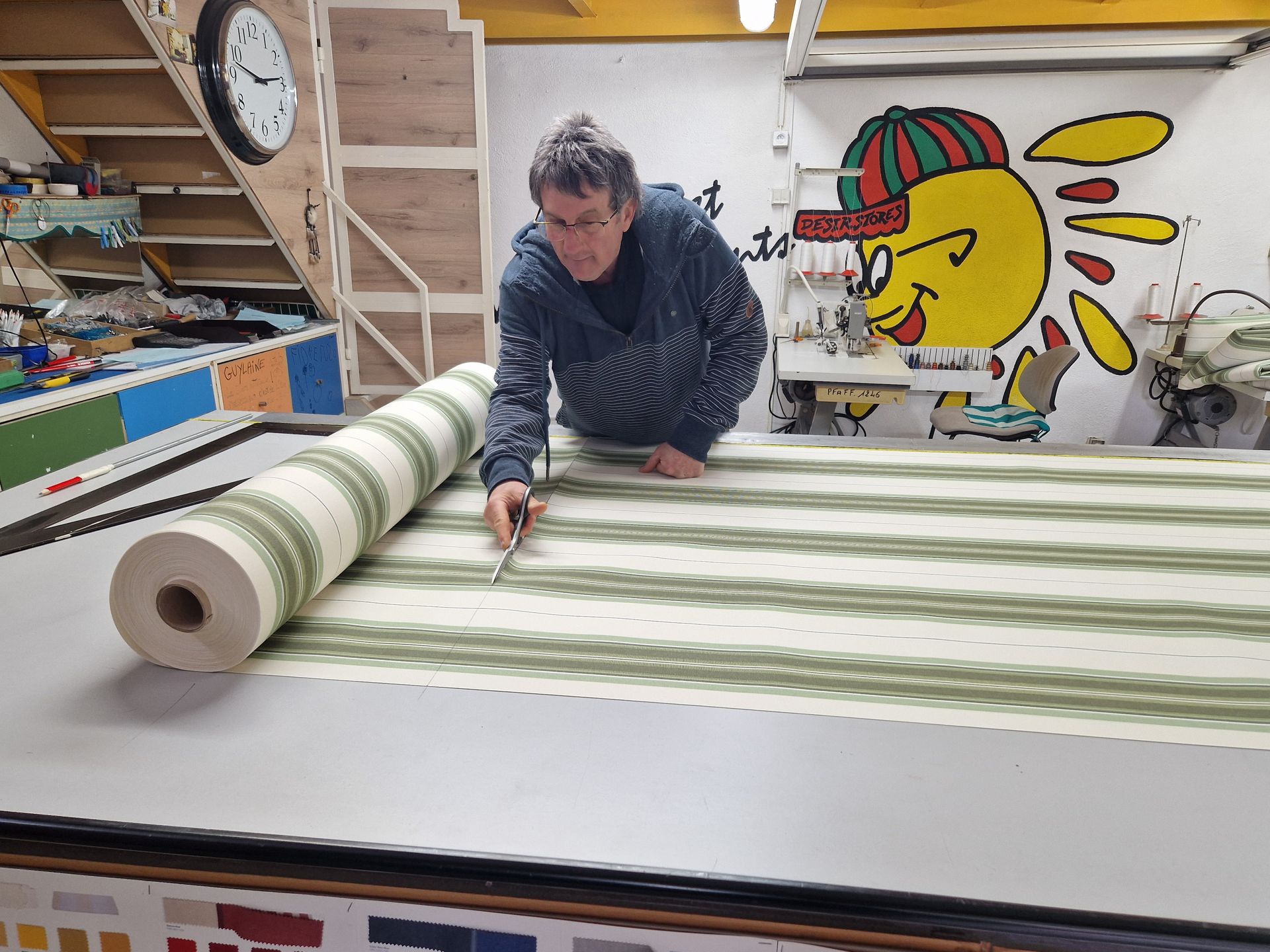 Découpe d'une toile de store.