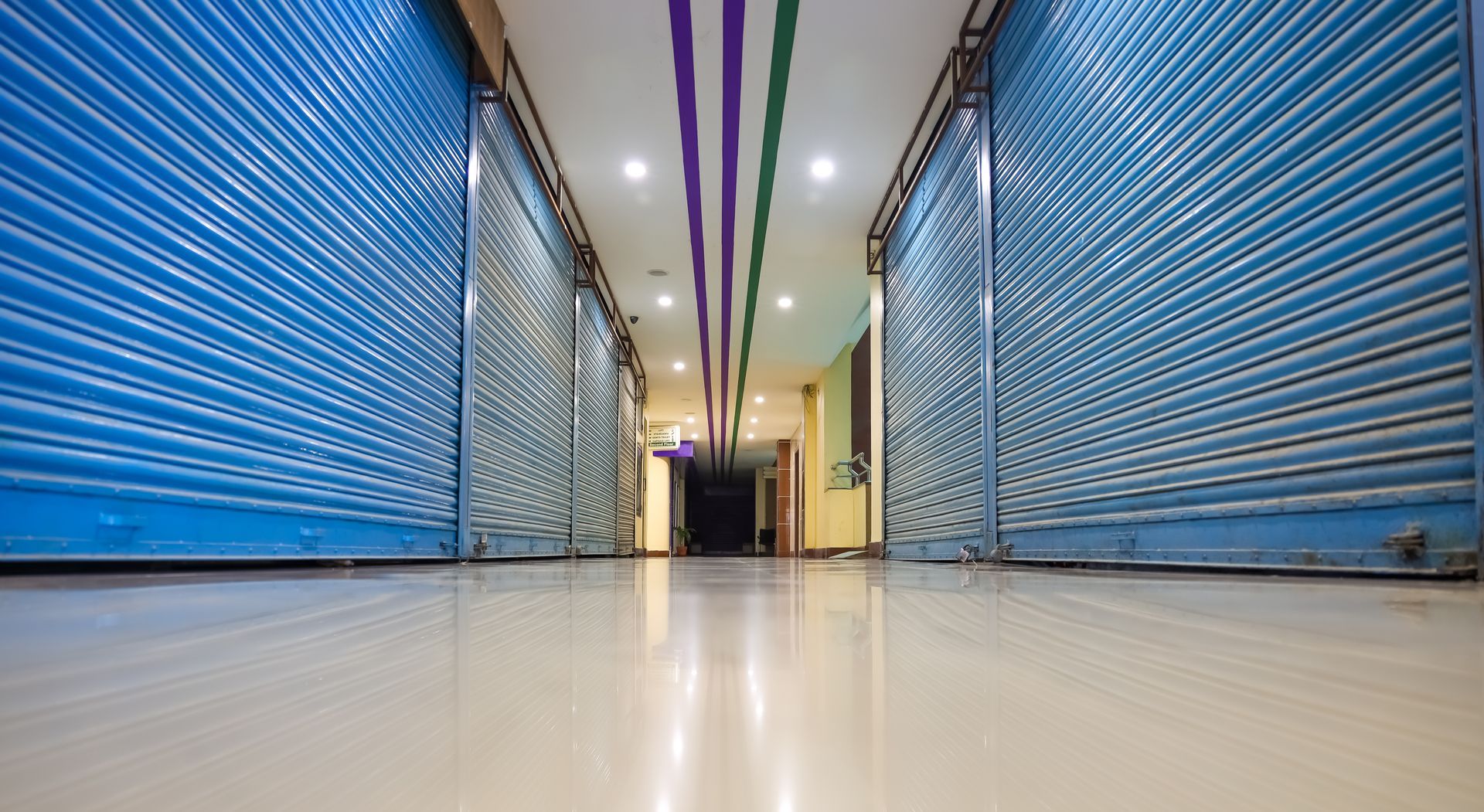 Rideaux métalliques fermés dans un centre commercial.