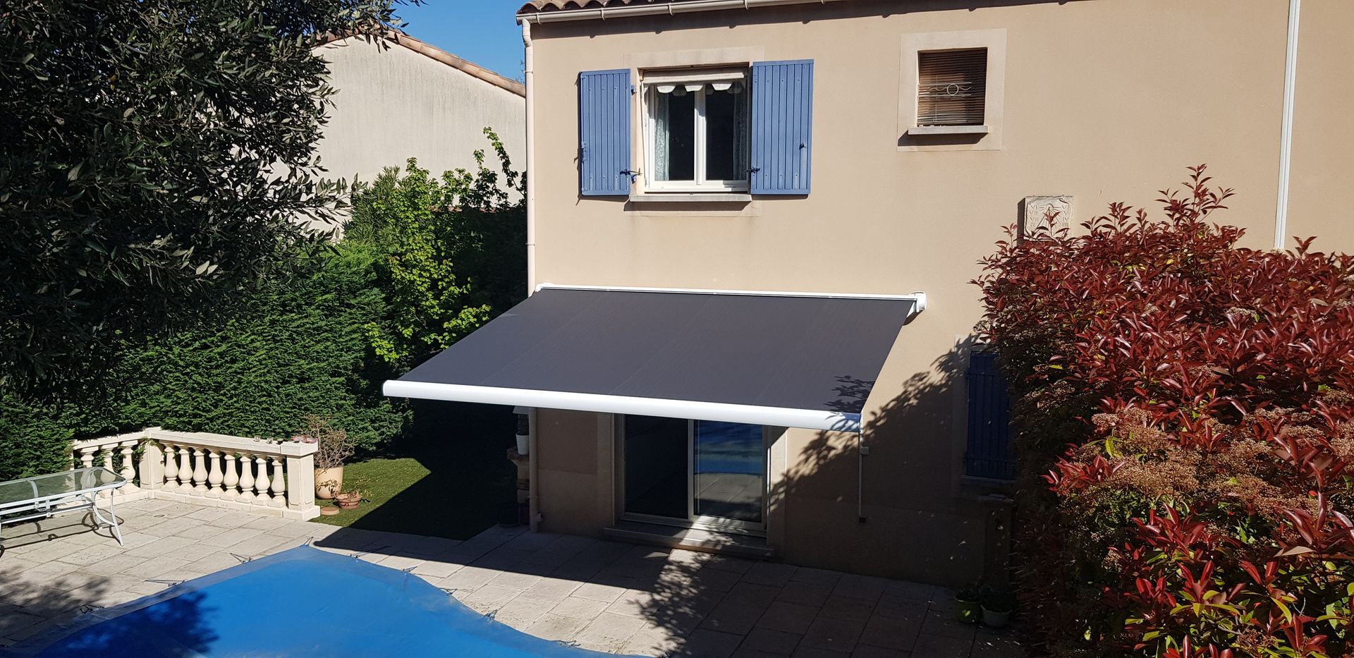 Store moderne à toile noire.