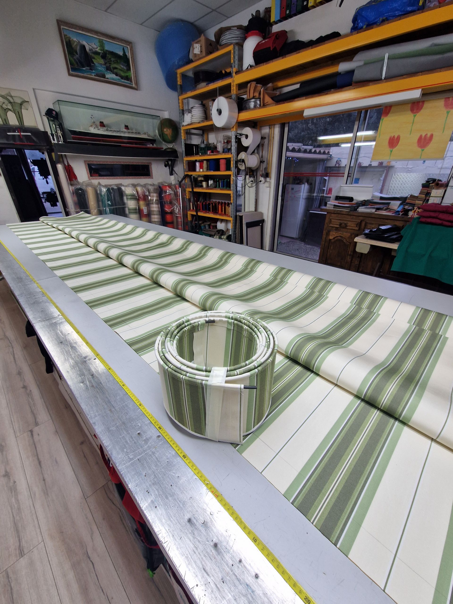 Confection d'une toile de store par l'entreprise.