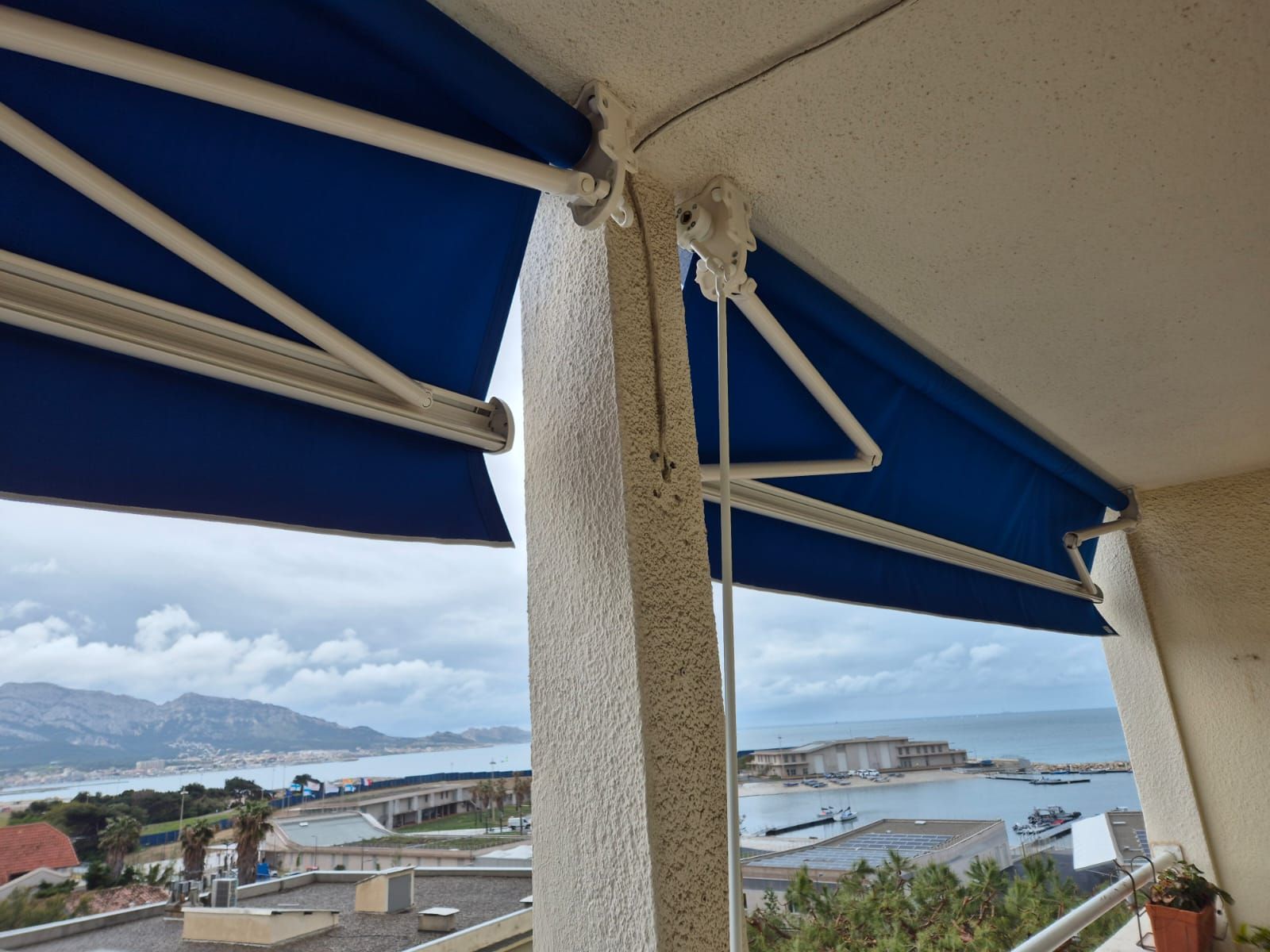 Stores extérieurs bleus foncés.