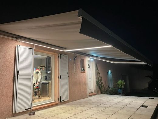 Store éclairé de nuit.