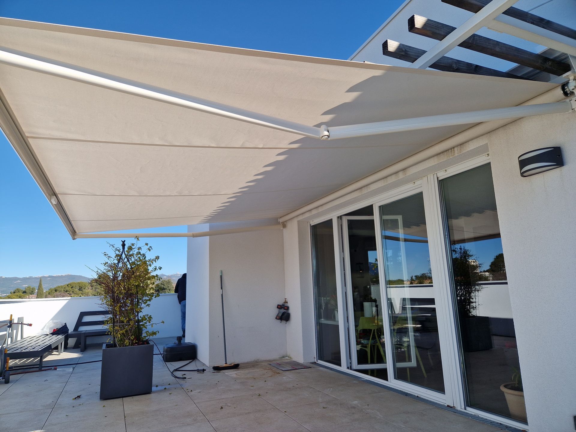 Pergola claire en contreplongée.