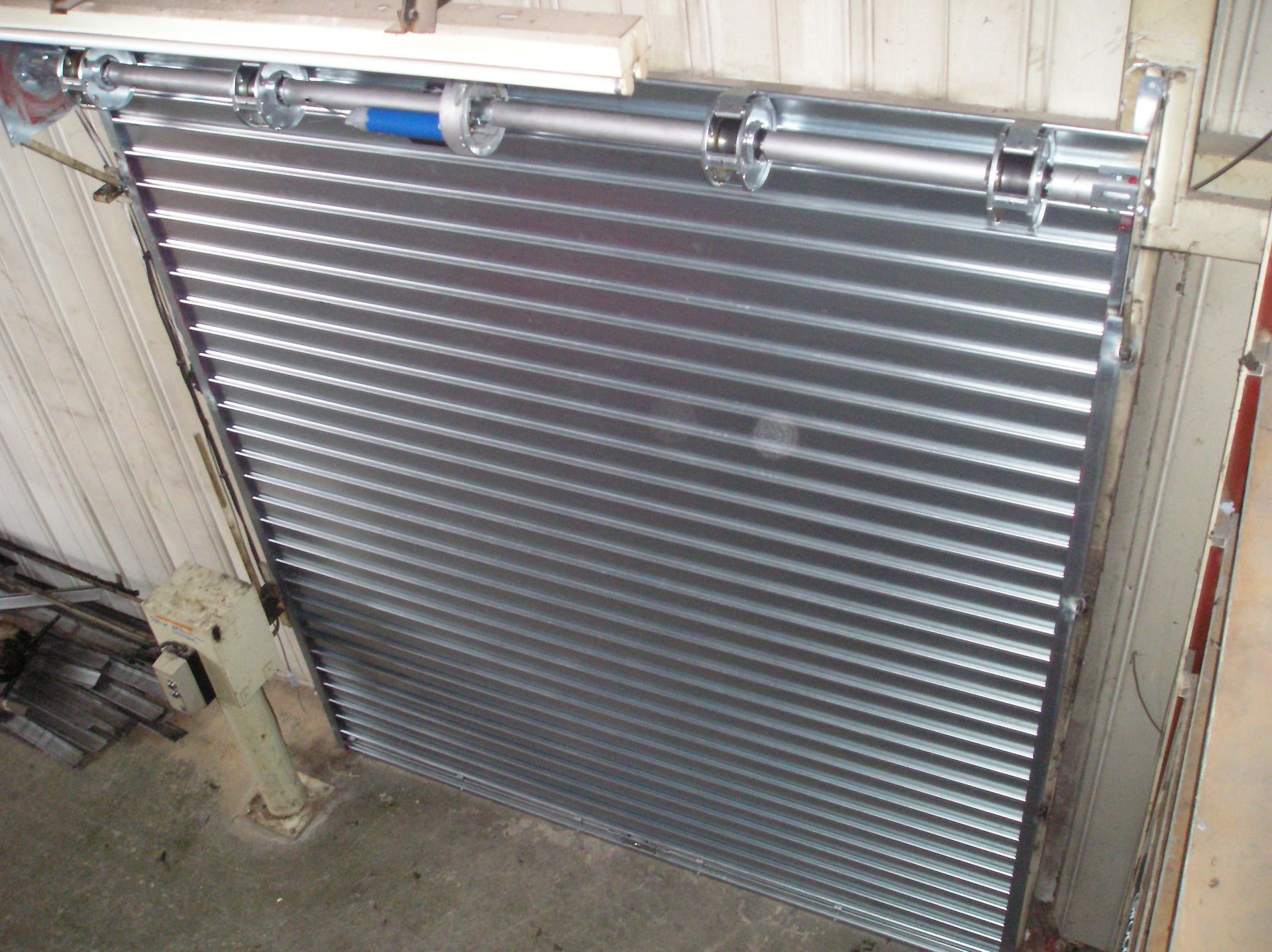 Rideaux métalliques en contreplongée.