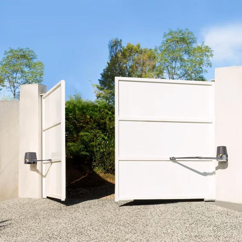 Portail battant blanc de la marque Somfy.