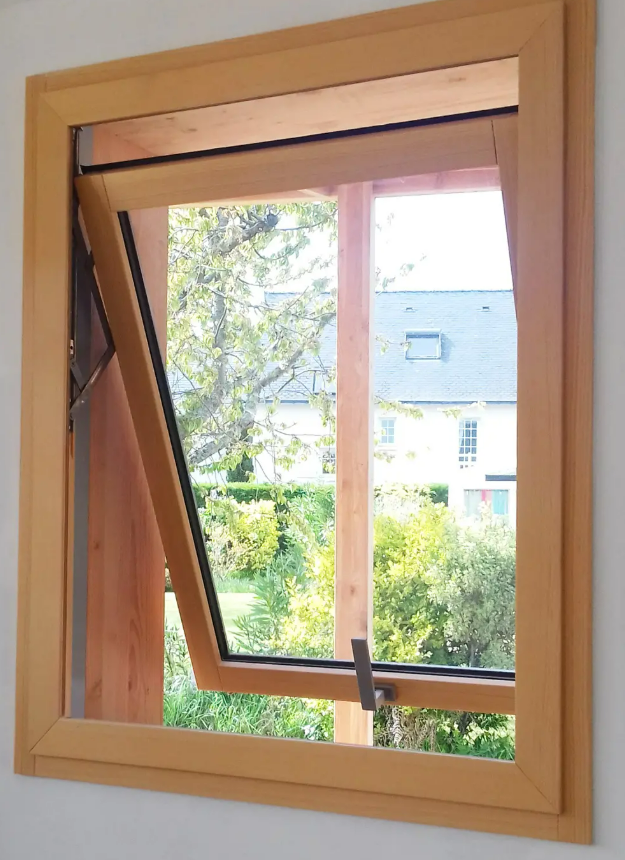 Fenêtre à l'italienne en bois.