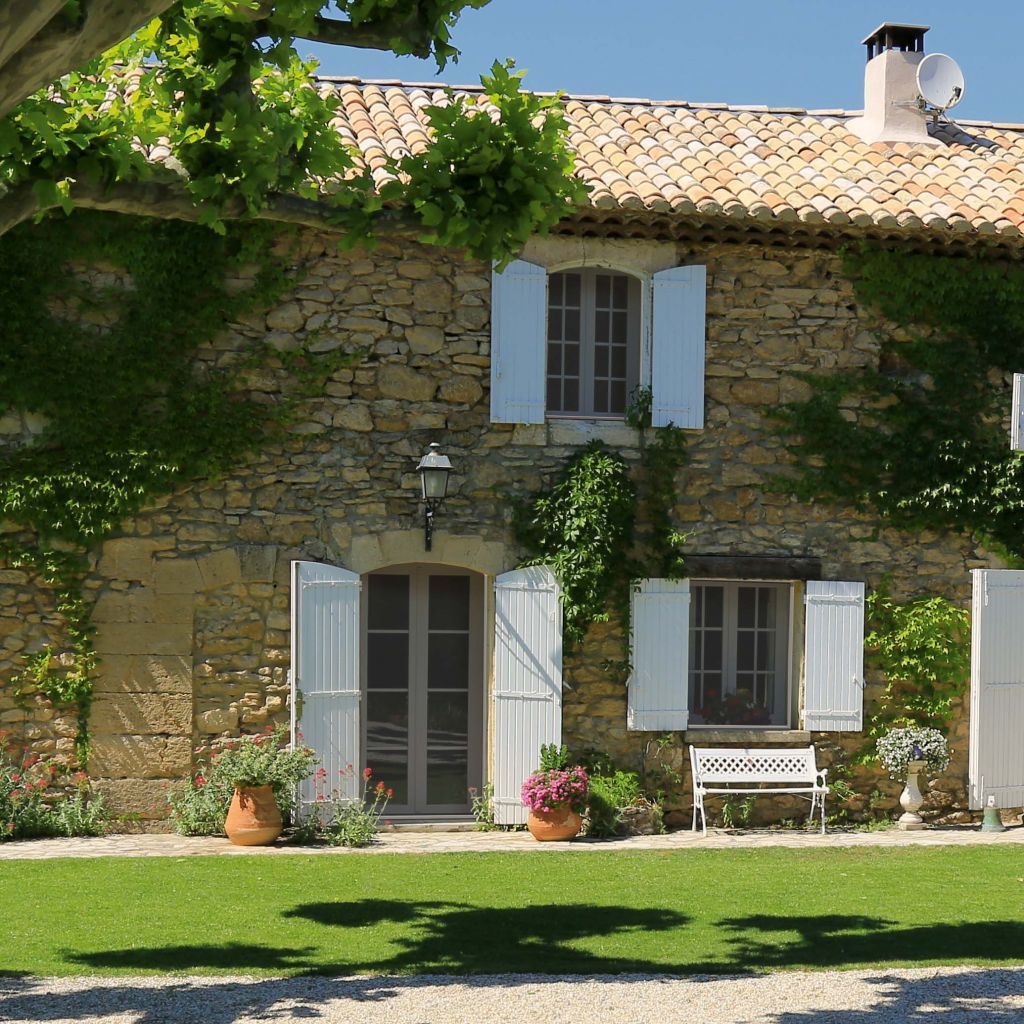 Pose d'un store en extérieur par un professionnel de l'entreprise.