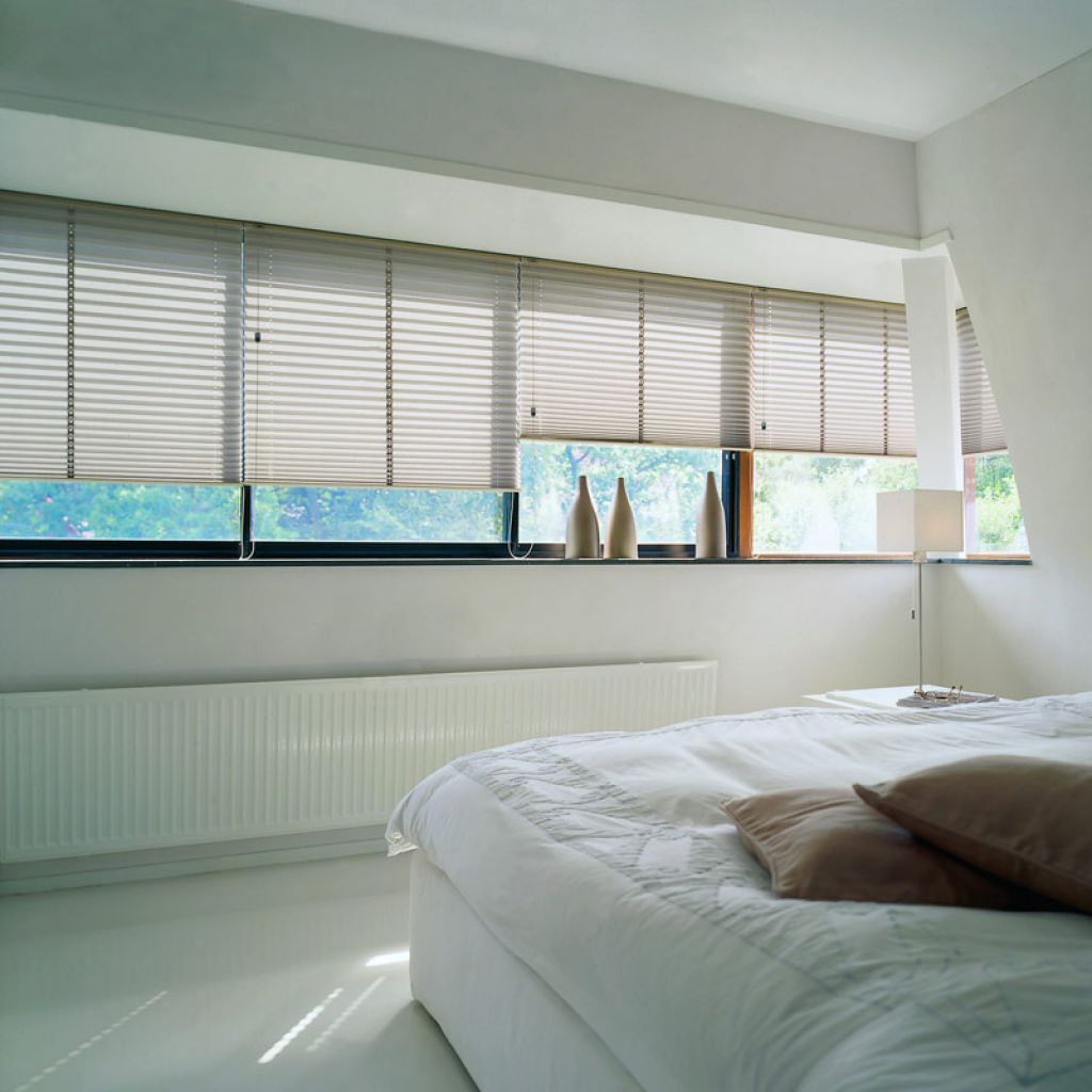 Stores intérieurs clairs de la marque Mariton.