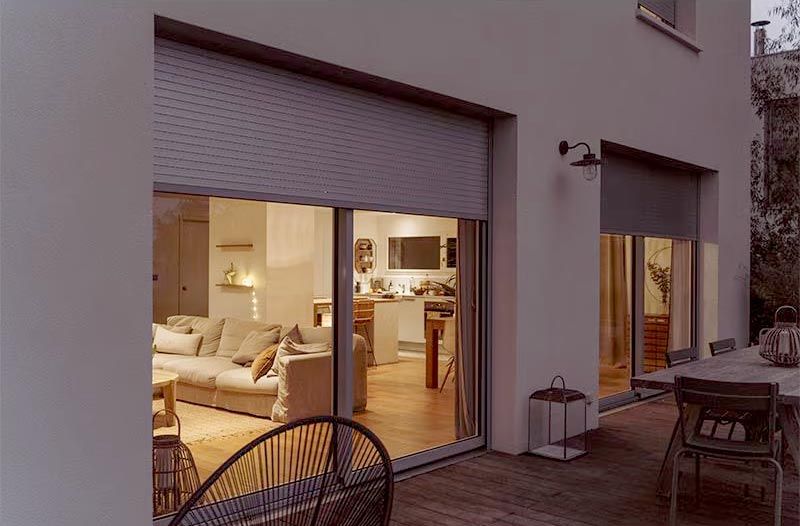 Volets roulants extérieurs de nuit.