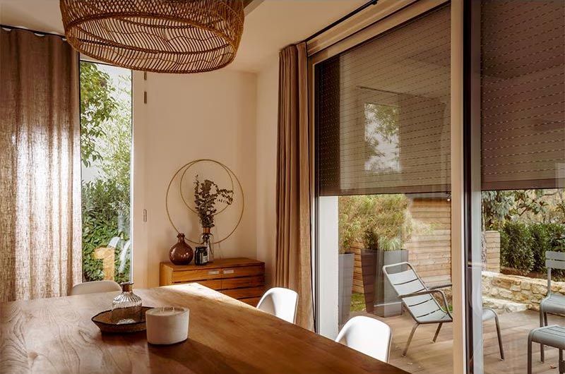 Volets roulants en cours de fermeture.