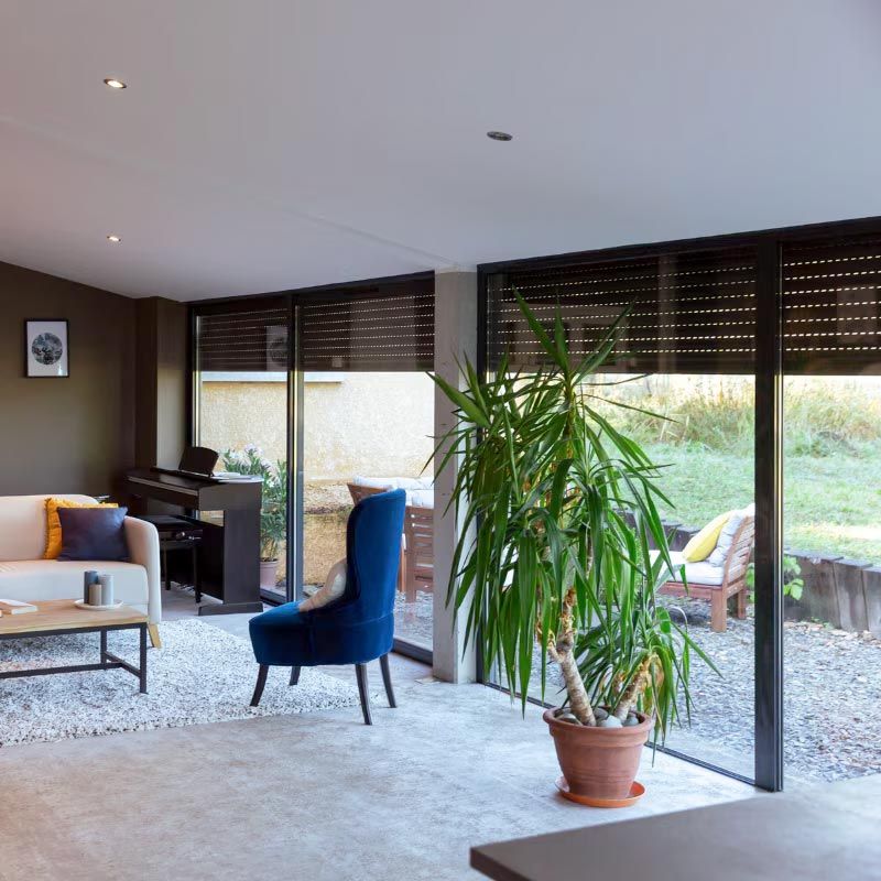 Volets installés pour fermer de grandes baies vitrées.