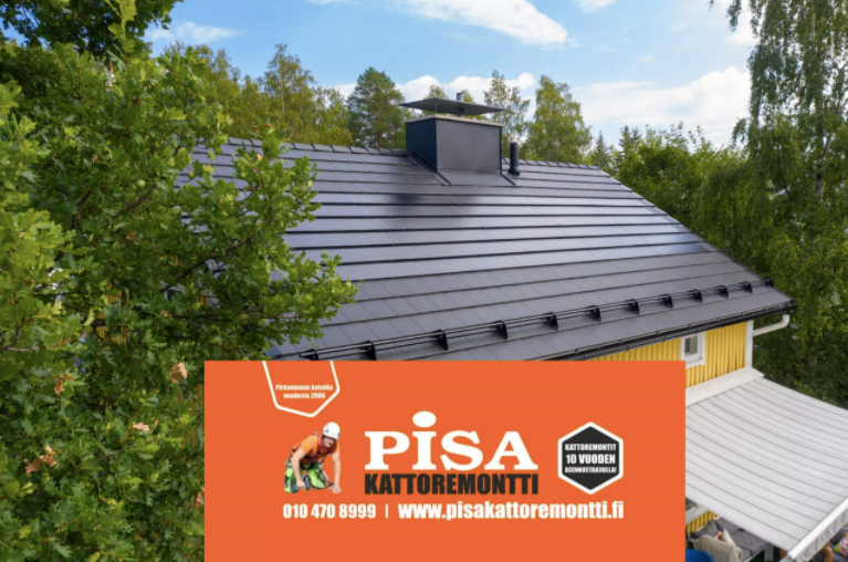 Tummanharmailla metallipaneeleilla ja oranssilla PISA Kattoremontti -bannerilla varustettu talo puiden ympäröimänä