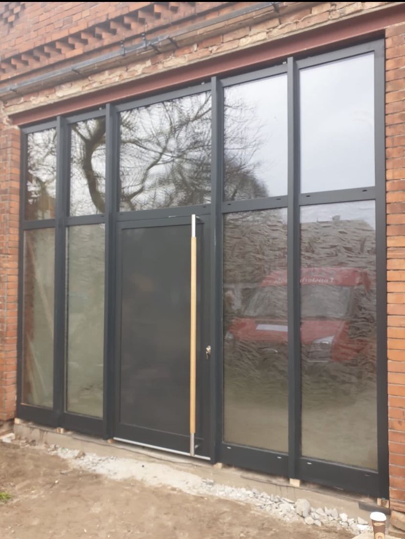 Glaswand am Eingangsbereich