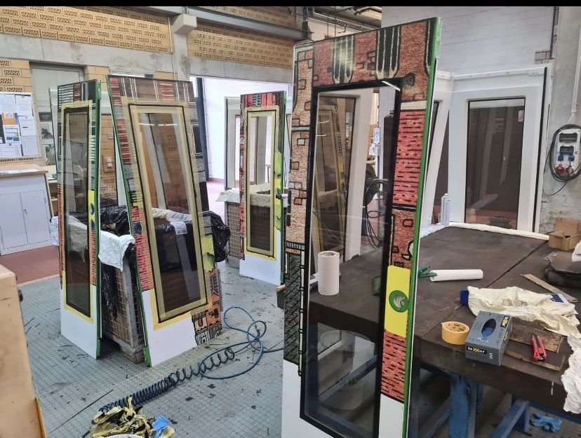 bunte Glastüren in einer Werkstatt