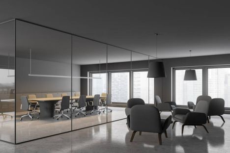 Wohnzimmer mit Ganzglas-Raumteiler