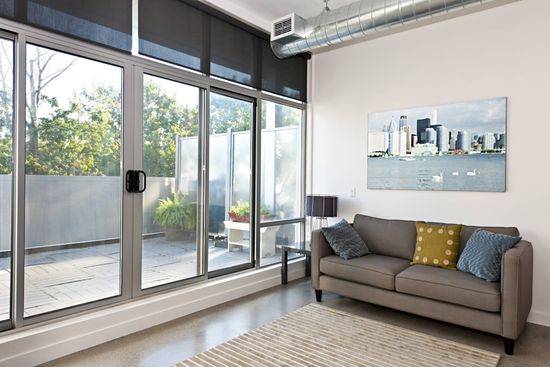 Wohnraum mit Glastür zum Balkon